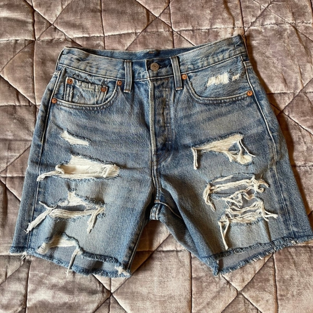 Levi's Bermuda lightly distressed Jean shorts